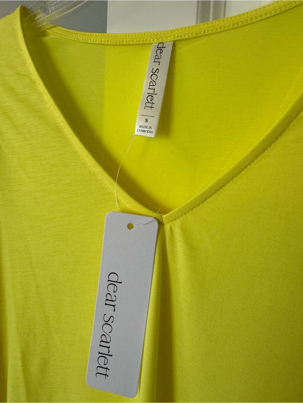 Dear Scarlett Neon Yellow V-Neck Flutter Sleeve Tunic Top Blouse NWT Size Small - Picture 2 of 4